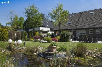 Германия. Дюссельдорф-Ратинген. Дом с садом и прудом.