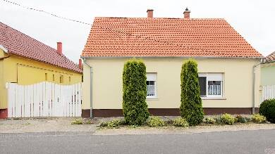 Венгрия. Кестхей. Красивый дом  с садом около озера Балатон.